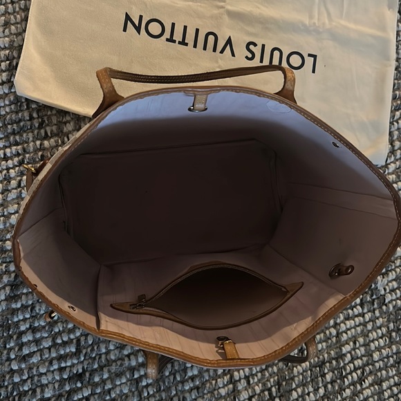 The Neverfull MM tote unites timeless design with heritage details. - Picture 7 of 17